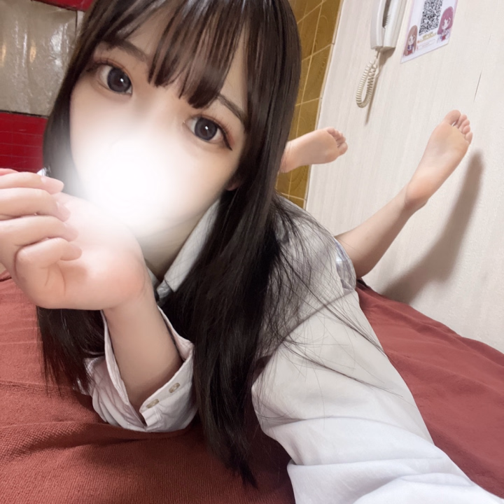 ゆなぴょんが騎♡位してる時
見つめられて恥ずかしそうにしてたり
お兄さんの手が寂しそうにしてるから

お兄さんの手はゆなのお♡ぱい
モミモミしてもらうの💘

モミモミしてくれるの気持ちいいから
気持ちよさが倍になるんだ〜🤭💖

お兄さんモミモミしてる方が
もっと興奮して白くて濃いのでるでしょ？🫶🏻

ゆな🎀