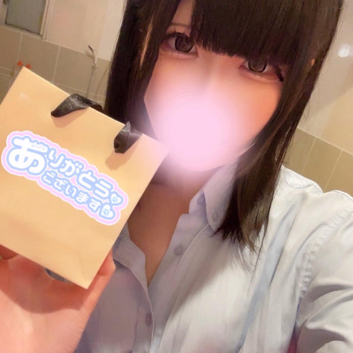 ラスト仲良しさんありがとう♡

時間少し早めに会えて
嬉しかった~本当にありがとう⑅︎ᩥ𞄵•ܸ · •ܸ⑅︎ᩥ𞄵

いつもセンスあるプレゼント🎁
ありがとう😭大切に使うね♡

今日は色々と新しいことした日
だったね！私良い子だった😼

自信持ってっていってくれて
ありがとう😊
体調気をつけてまた会いたい🫶🏻