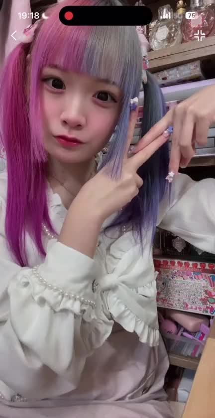 久しぶりの投稿！
結構前のTikTok撮った時の
やつなんだけど、可愛いかな？
ほんとにめろんって
一生ツートンしてる笑
この髪色が似合う人なんて
他にいるのかなってくらいには
かなり似合ってるよね！

しかもツインテールといえば
めろんっていう解釈もあるくない？
ツインテールもツートンも
似合うめろんって最強！