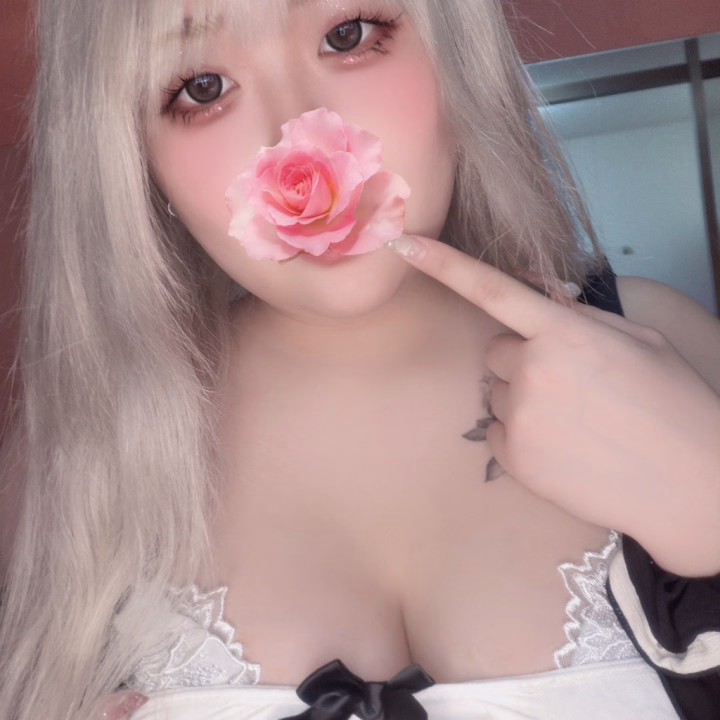 しえるのしたづかい、味わって欲しい、、

いっぱいお兄さんのおち⭕️ちん咥えてたいな？

その間お兄さんは🚬吸ってたらら何しててもいいよ？

ちょっとした優越感？かな🥹

たくさんご奉仕させて🩷