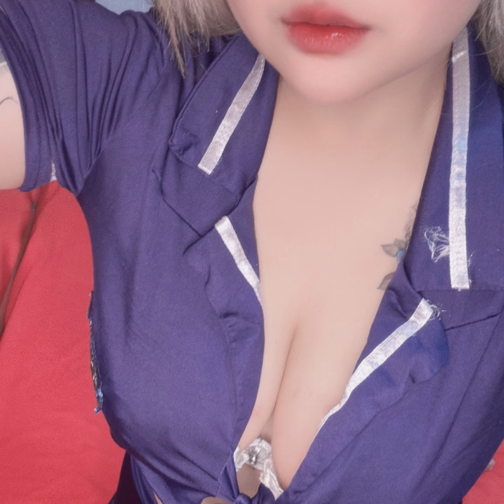 おはようございます‼️

昨日から今日にかけて寒いね😭

でももっと寒いところで生足出してたから平気です👍

お兄さんとあったまりたいな🩷

しえる体温高いから、いっぱいぎゅーしよ？

今日も⭕️しにきてね🩷