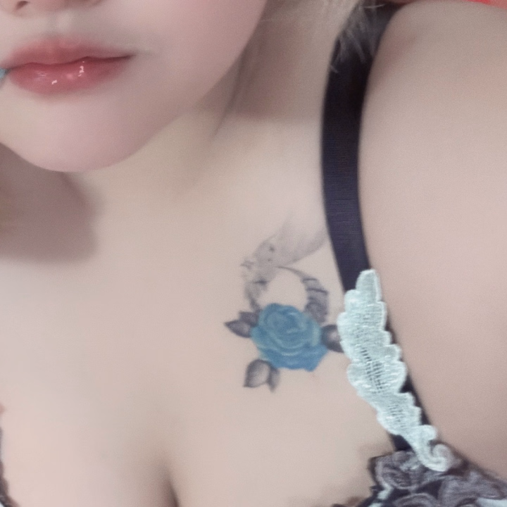 しえるのチャームポイント、何気くちびるでもあったりする!
すごいプルプルでね、なんか色んな人からくちびるかわいいって言われるの笑
いっぱいちゅちゅする?
しえるのお口でいっぱいビンビンに今日もさせちゃうね//
ふ⭕️らめっちゃ上手いって昨日全員のお兄さんから言われてめっちゃ嬉しかったな
しえる独自?のテク味わいにきてね🩷なんかずっとお邪魔してて思うけどしえるの👅のテクはほんまに自慢できちゃうかも?!
いっぱい気持ちよくなってほしい🩷