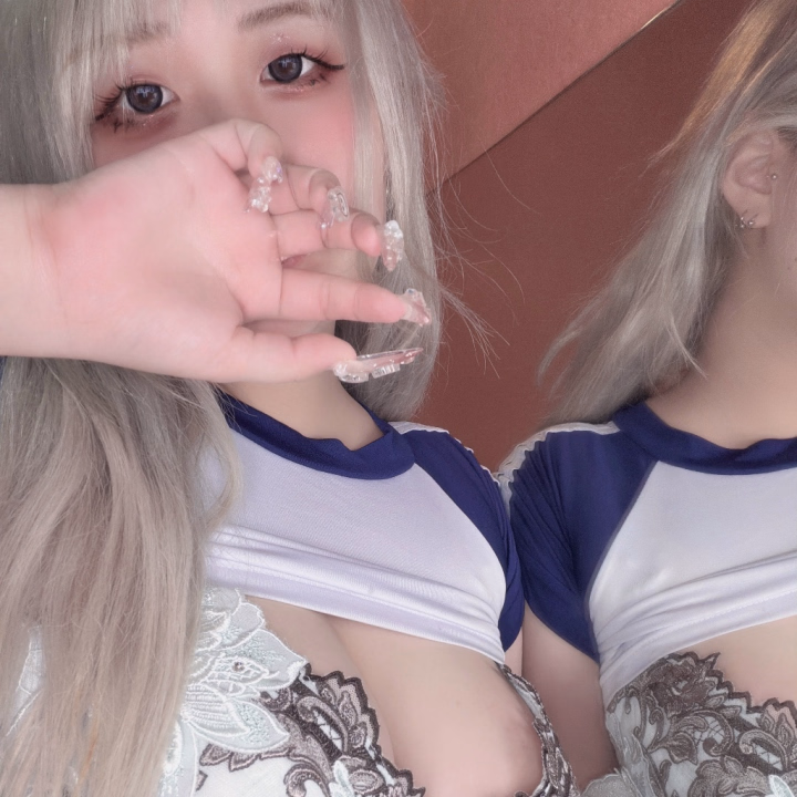 首筋にキスしてもらったり攻められてる時、下の方モゾモゾしちゃうの、、

早く触ってくれないかなって、、

焦らされるのも大好きだけどお兄さんがもう限界迎えてバチボコに⭕️されるのもすき、、

しえるのこと好きに使って？