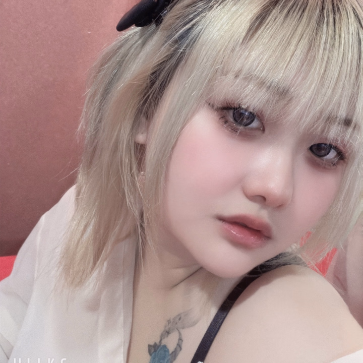 少し色っぽく、、🩷

見た目ギャルとか言われるけど、

え⭕️ち大好きゲーマー、漫画アニメオタクです🩷

いまHUNTER×HUNTERもうすぐで見終わりそうなので語りたいね🥹🥹🥹

私の推し誰だとおもう？フィギュアも友達からもらったの☺️

会った時聞いてみてほしい！