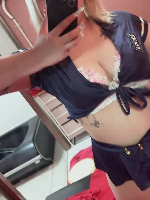するって解けちゃう//

脱がしにきてくれるお兄さん誰かな😍😍

ビンビンなってるからとりあえず、なにしよっか^_^

（Sじゃないです、、10%です、、）

（これ書いてめっちゃ恥ずかしいです）

あ、手首湿布あるのは文字打ちまくって腱鞘炎、いまは大丈夫だよー、心配しないでね😅