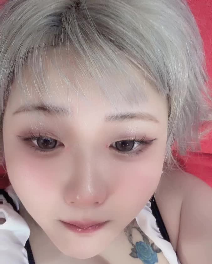 こーゆーのなれないけど笑

最後面白くて笑っちゃった

写真じゃあんま笑顔見せないから貴重な動画です（？）