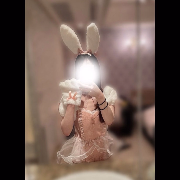 こんにちは！えれなです🎀

今日はあいにくの雨で憂鬱ですが、お兄さん達とまったり甘い時間過ごせたら嬉しいなっ🤤💞

久しぶりの出勤なのでいっぱい甘えたい気分...🥺💭

お誘いお待ちしてます🌼.*