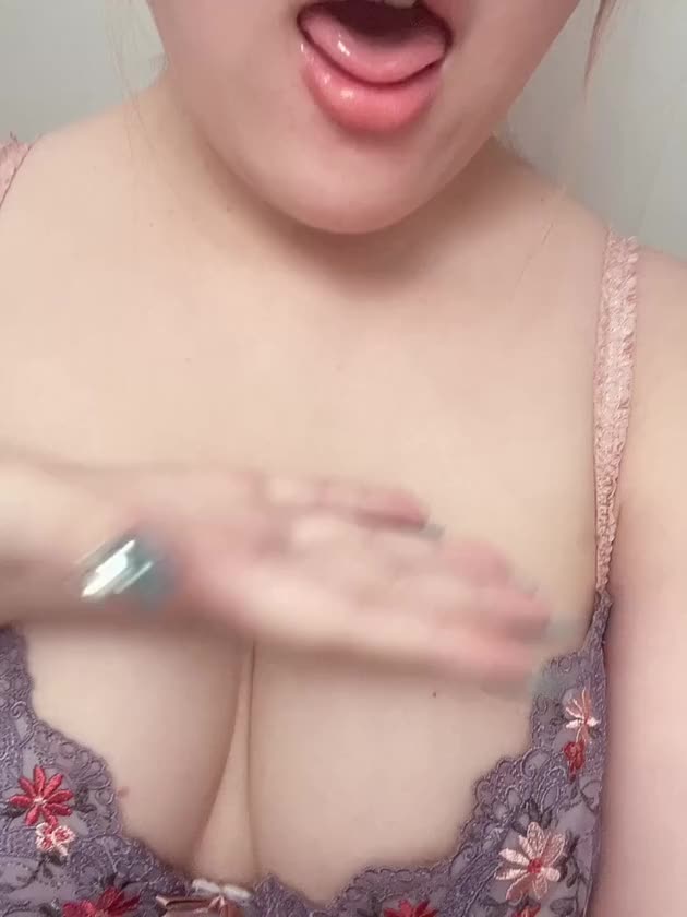 だいぶ前に撮ってほぼボツの動画ですが（大して唾液でてないからっ笑）載せちゃう👈🏻

今週も沢山のご新規のおにいさん、りぴのおにいさんありがとうございました‪☆
来週シフトアップしてますので2月残りもよろしくお願いします😻😻

いいね、フォロー、コメント、アイテム励みになります♡♡
他にもたくさん唾液フェチさんに刺さる動画アップしてます🎀ིྀ