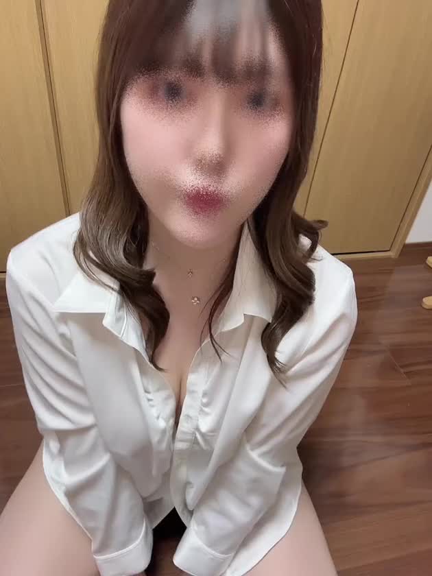 今日はいつもと違う感じでちょっと顔出し動画です‪⸜♡⸝‍‬

彼シャツ風で、、

いいね、フォロー、コメント、アイテム励みになります♡♡
唾液フェチさんに刺さる動画たくさんアップしてます🎀ིྀ