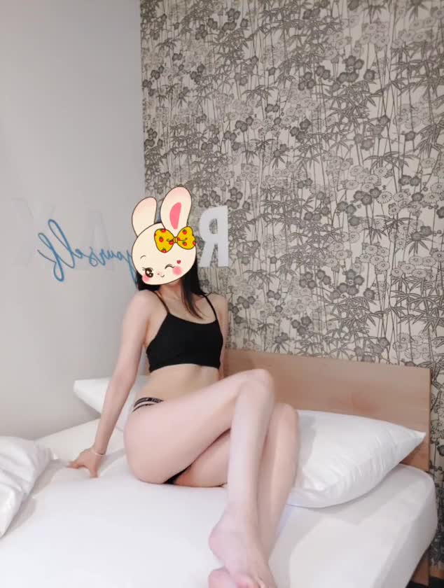 おはよう
最後にピラティスのポーズです。
このポーズから、お尻とお腹力入れて片足を上げたり、下げたり１０回ずつ
だんだんお尻がさがってこないようにするのが大変です。