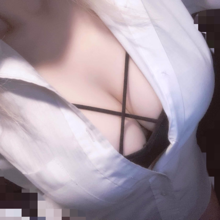 よぞらです🌌


雨やばー‼️
髪の毛ぱやぱや､かばんとお洋服はしとしと､ズボンの裾はびしゃびしゃ😭

でもでも‼️私に繰り返し会いに来てくれるお兄さん､私と初めましてしてくれるお兄さんの存在を糧に今日もがんばるぞい💪❤️‍🔥


17-24時で乗車してます💜
雨の日でも晴れやかなよぞらを観測しませんか👀✨