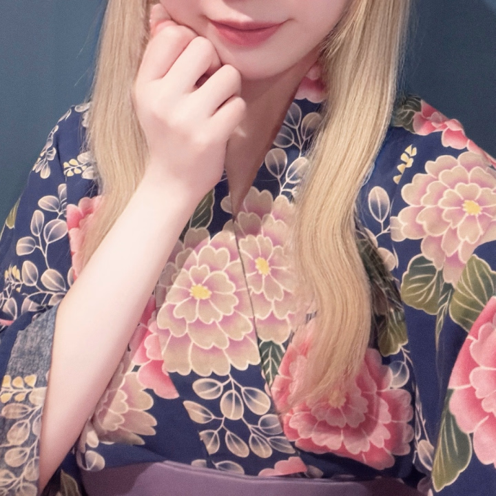浴衣も似合う？🎐✨️

帯ほどくの手伝って〜♡