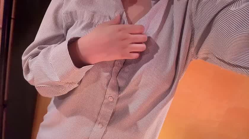 今日の彼シャツは青だった😌💙

今のみよんの髪色とお揃い☺️✨

チラ見せ動画😳🎥🔞
お見せしちゃいます😚💕

彼シャツみよん👔💞とお家デート🏠しよ〜！！🥰✨