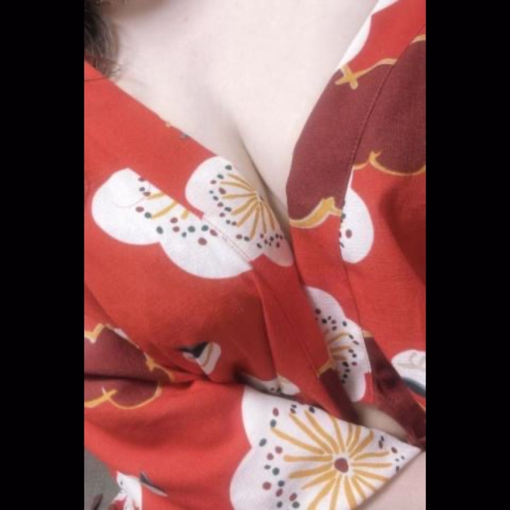 こんばんは。💖

5日の日は、ありがとうございました。
お逢い出来たお兄様方に、おめでとう🎉と言ってもらえて歳は取らない？(お店では)笑　やっぱり、嬉しいものですね。本当にありがとうございます。🥰
お礼日記についてですが、リピーターの方のみに個別に書いていこうと思ってます。入店当初にお逢いした方に、書いていなかったのでその方がいいなと自分で決めました。
一期一会を、大切にお逢いした時には、楽しい時間過ごしたいな。

水野こはく💕