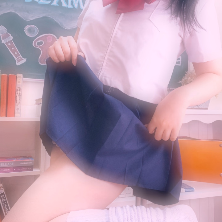 今日は制服コスでした〜🎀✨

久しぶりの制服でちょっぴりドキドキ🥺💕
どうかな？似合ってるかな？👀

いつもと違う雰囲気だから、なんだか新鮮な気分です🤭💓
たくさん見てもらえたら嬉しいな♪

直接感想聞かせてね〜🐰🎀