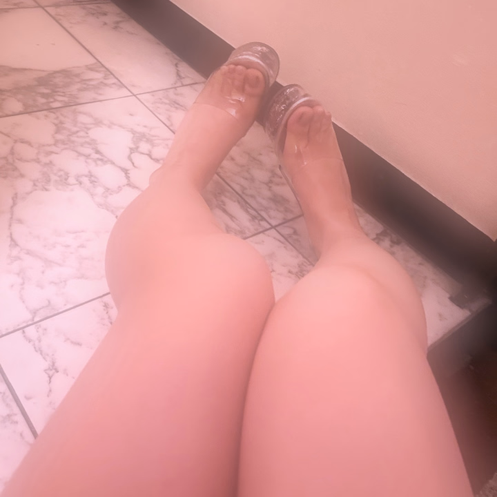 今日もありがとう🛁*。

明日！急遽出勤決まりました♡

朝の7:30〜13:30までいます🚗³₃

今日だけだと思ってたレア服、明日も着ます（ ܸʚ̴̶̷̷⩊ʚ̴̶̷̷ ܸ）

直接会った時のおたのしみ🥰
