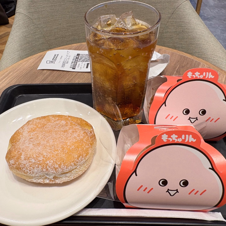 最近めちゃくちゃ話題になっている
もちゅりん…！！
実はこの前食べてきました〜🥳🎶
ずっと気になっていたので
やっと食べられて嬉しかったです〜！

美味しかった〜！！！😳✨
もちもち食感がよかったです🫶
ただ、並ぶのがちょっぴり大変だったので😂

「次はもう少し落ち着いて、
並ばなくても買えるようになった頃にまた食べたいな〜🤔✨」

なんて思っちゃいました🥹


ミスドはもともと大好きなんです🎶
新作も気になるけど、
結局いつも食べたくなるのは…
ポンデリング！！

お兄様方はミスドで何が好きですか〜？🥰🍩

またおすすめがあったら教えてくださいね🎶💕