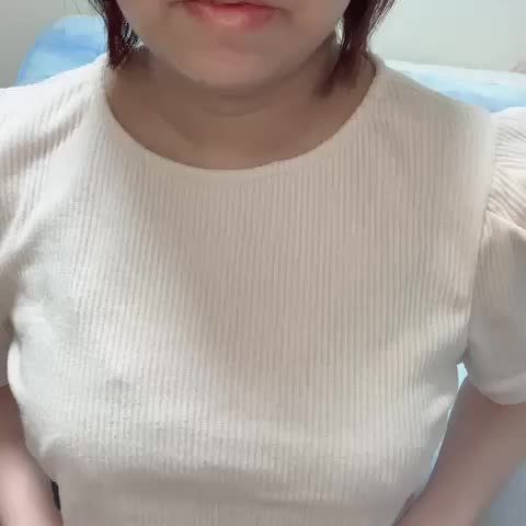 イベント参加！してみました( 'ᢦ' ) 結構寄せるとおっパイあるように見える……👀
見えますよね？꒳꒳
ギリ挟め……(-ω-;)ｳｰﾝ

なかなか動画撮るのは難しいですが頑張ってどんどんイベント参加してみようと思うのでぜひ応援してくれると嬉しいなo̴̶̷  ̫ o̴̶̷‪‪

この動画いいなと思ったら高評価ポチッと❣️お願いします♡