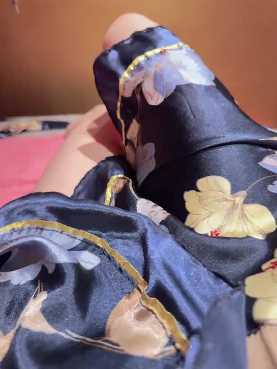 こんばんは⭐️
お肌スベスベとよくお褒めいただきます🥰
脚を絡めたり、貴方さまにくっつきたいな❤️