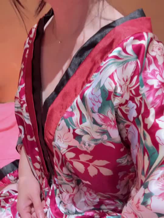 今日は、とっても好きな色と柄の和装です🩷✨
ぜひ、見に来て脱がせてほしいなぁ🥰