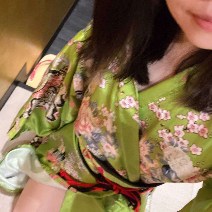 おはようございまァす！
みゆかです！

久しぶりの米子！
今日からお天気悪いのか…と思っていたら朝はまだ晴れていてラッキーちゃんでした✌️
また、ご予約もありがとうございます🫶空き枠もございますので、トーク連絡、お電話連絡でのお誘い、ぜひおまちしております🫶

久しぶりの和装、一発目は若草色のお花柄です🌸
わたしも皆様も、今日も良いことがありますように〜！

ではでは、よろしくお願いいたします🫶

🍑美優香🍑