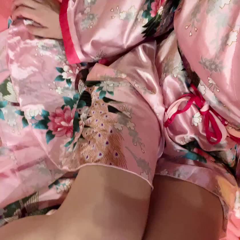 おはようございます☀️
みゆかです！
土曜日ですね〜！！今日はびっしりご予約ありがとうございます🫶12時〜50分（もしかしたら65分）、空いているかもしれないのでぜひお問い合わせください〜！
夜も空いていたような気が…！
すぐに忘れる人間なので、当日はお店にご確認いただいた方が早いでございます🙇‍♀️

さて今日は私のお気に入りピンク和装の日です！実は少しだけ姫カットとインナーカラーが入っているので、もうちょっと派手な色だったら地雷系になっていたところでした！！素敵🫶笑

お足元の悪い中ではありますが、今日も24時までお待ちしております🫶

🍑美優香🍑