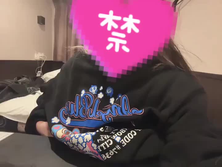 前髪をありにするかなしにするか真剣に悩んでおります🤔💭

夏に前髪あるとすごく
邪魔だなあと思っちゃうから
夏過ぎるまでは
前髪伸ばしたままにしようかなあ、、、。

あと夏は個人的にちょっと
ギャルでいたいっていう
謎の願望がありますꉂ🤣𐤔

どっちがいいと思いますか？♡♡