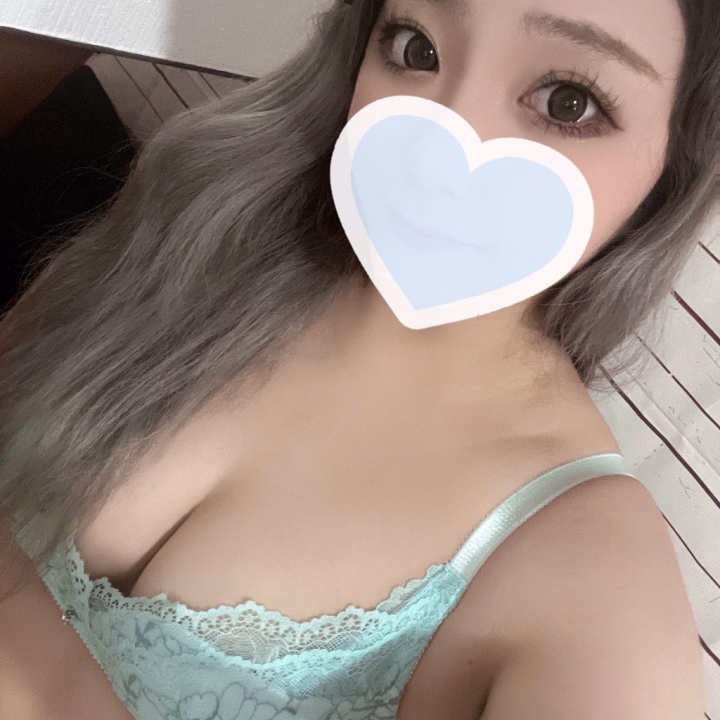 お兄様方は夜の予定
決まってますか?💕
えるなとイチャイチャ♥️して
おやすみ🐑💤する予定作りましょ♥️!
Mット🧴でぬるぬるしたり
ベッドでお互いにせめあいっこして
気持ちよくなっちゃおぉ🙈︎💕︎