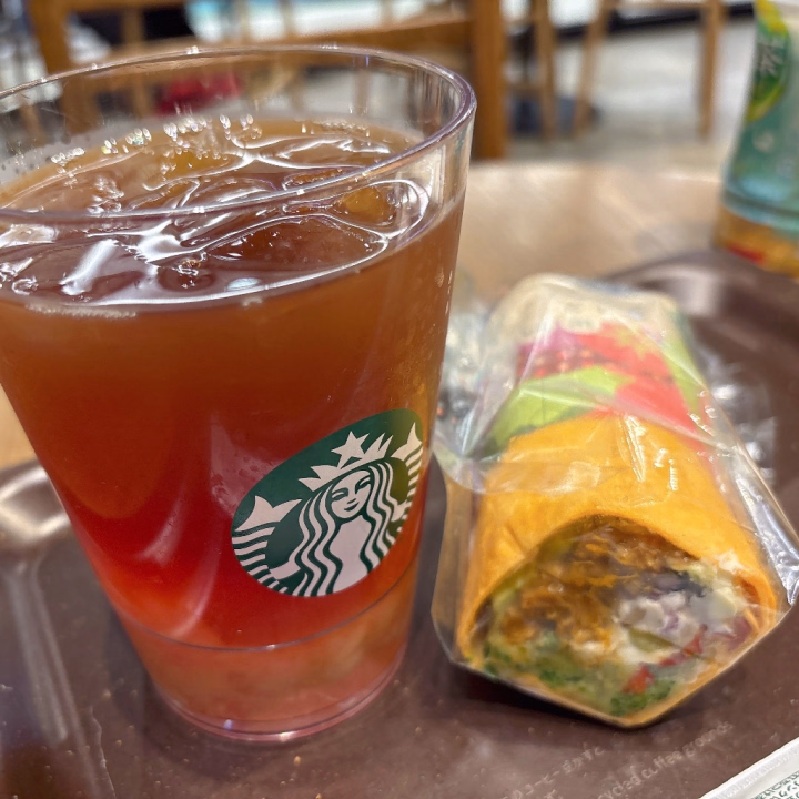 こんにちは♪


今日は、お休みだったので、お買い物ついでにスタバで、先行発売のピーチティー飲んできましたっ🍑

サラダラップも、野菜ぎっしり入ってて、美味しくいただきました👍


*⑅୨୧┈┈┈┈୨୧⑅*


6/29〜7/3連休になるので、今週すみれとの時間を作ってもらえたら嬉しいです☺️


明日・明後日16時から出勤なので、お問い合わせ・御予約お待ちしてますね♡


じゃあ、今週もよろしくお願いします⑅◡̈*