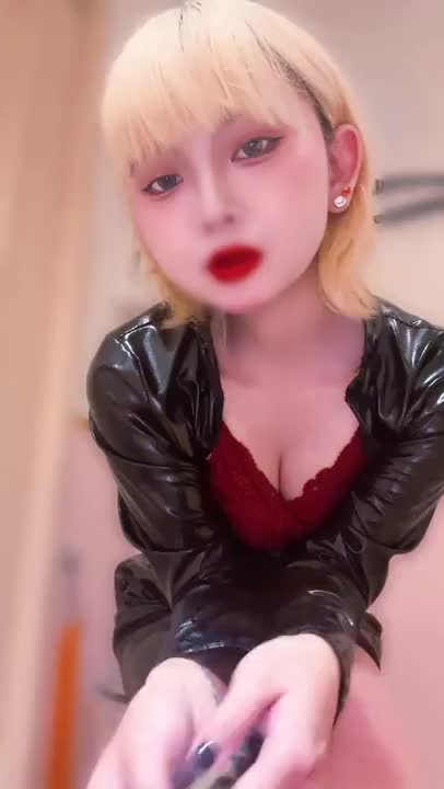 ♥️君の性癖バレバレ♥️

日々のストレス、溜まってるんでしょ？
どうせ私に打たれたいんでしょ？
隠しても無駄、ぜんぶ顔に出てるよ。

ほら、素直に言ってごらん。
「いじめてください」って。
仕方ないから、私があんたの弱いとこ全部暴いて、痛みと快楽でぐちゃぐちゃにしてあげる。

逃げられないんだから、覚悟してね。