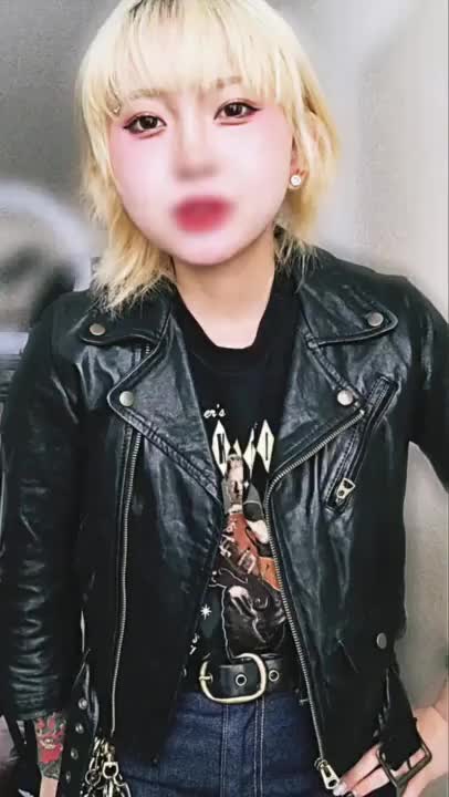 昨日は配信楽しかった！
ありがとう！

今日は12:00-20:00までいます！
よろしくね!
バックで流れてる曲なんでしょう〜？
当ててみて！