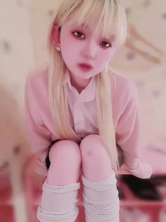 💕もっとみたいなら…ね？💕︎

ねえ先生、さっきからどこ見てたの？
視線が下に泳いでるの、ちゃんと気づいてたよ。
まさか、アズサのパンツでも見てた？
もう、そういうの…バレバレだよ？

でも…
見たいなら、もっと素直におねだりして？
黙って見てるだけじゃ、足りないでしょ。

私が頑張ってるの、ちゃんと見てくれてるよね？
じゃあ応援、当然してくれるよね？

可愛くおねだりして、いっぱい応援してね？