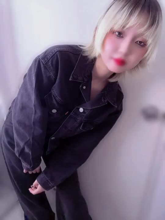 【この先は想像できる？】

今日はちょっと気分を変えて、
ゆっくり、じわじわと脱いでいく動画を撮ってみました。

最初はジャケットとパンツで“普通”に見えるのに、
少しずつ肌が見えてきて…
その下にちらっと見えた赤いガーター、気づいちゃったよね？

見えそうで見えない瞬間って、
想像力が一番くすぐられるもの。

「この続きどうなるんだろう…」って思った人、
ちゃんと最後まで見てね。
途中で目をそらしたら、もったいないよ？