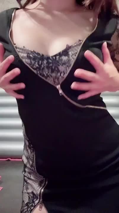 初動画👙💞

可愛い衣装着れたから
記念に動画📸🩷

マシュマロみたいにふわふわ弾力がある自慢のおぱいです🥰💞

いっぱい触って欲しい🥺💖