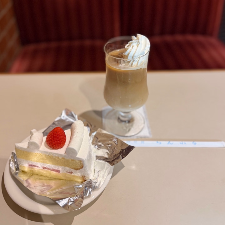 るん♩

蓄えてます🥰

たまにショートケーキ食べたくなる〜〜

みなさんは甘いものすきですか？
すきですよね、、、？😲

おすすめの美味しいもの教えてください🫶
