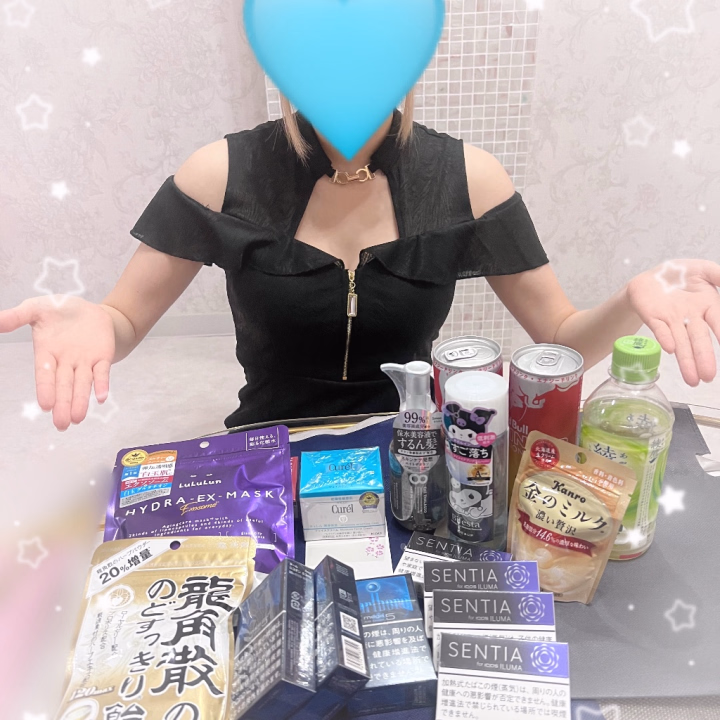210分のお兄様🧸💌

インフルエンザになったと聞いて
心配でしたが無事会えました☺️🙏

そして今回も沢山のプレゼント
ありがとうございます🎁💓
私が使うものばっかで助かります🙇‍♀️
あとお気持ちもありがとうね💓‪


出前頼んだらまさかの箸が1膳しかなくて二人で交互に食べたね😂(笑)
面白い光景だった😆

最近2人とも身体の調子があまり良くないけど頑張ろうね🥰✨
毎週の癒しありがとう❣️✨️


すしざんまいポーズ🍣∠(　˙-˙  )／
