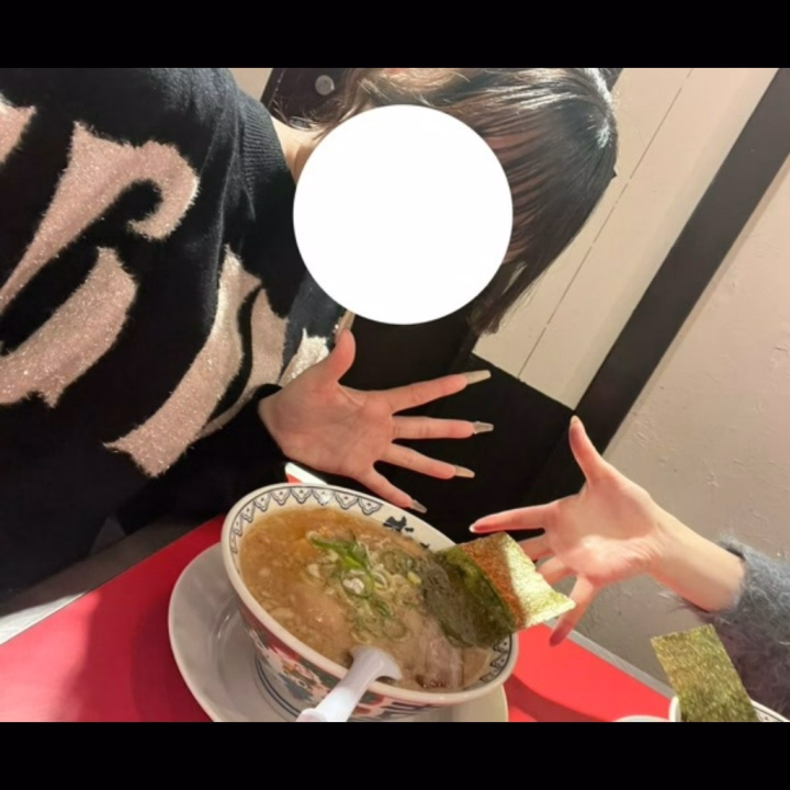 ららです🎵

遅すぎるありがとうございますブログですが😢

3週間ぶり？に色々落ち着きました。。。
なんやかんやでやらなきゃいけないことが多すぎてなかなか出勤ができず😭

はやくたくさんゆっくり出勤できるといいな😢


こんな謎のシフトで困惑させまくりなのに 会いに来てくださるお兄さん方に本当に励まされています、ありがとうございます


2回目ましてのお兄さんー！
前めっちゃときめいてん！と言ってくれはって、2回目来てくれるとはまさかまさか思ってもいなかったからすっごい嬉しかった🎵
話してて落ち着くし楽しいしすごい居心地の良い時間を過ごさせてもらいました🙂‍↕️進撃の巨人、見といてねー👀

はじめましてさん！
関西来たばっかで慣れないことまみれかもだけど 応援してます🙂‍↕️たこ焼き食べた！って嬉しそうにお話してくれはって、人見知り、って聞いたけどそんなことないやん！てめっちゃペチャクチャ喋れて楽しかったです🥳
はやく関西大好きになってくれはるといいなぁ！


短い出勤時間なのに会いに来てくださりありがとうございました！(｡ì _ í｡)
また18日！も短い時間ですが