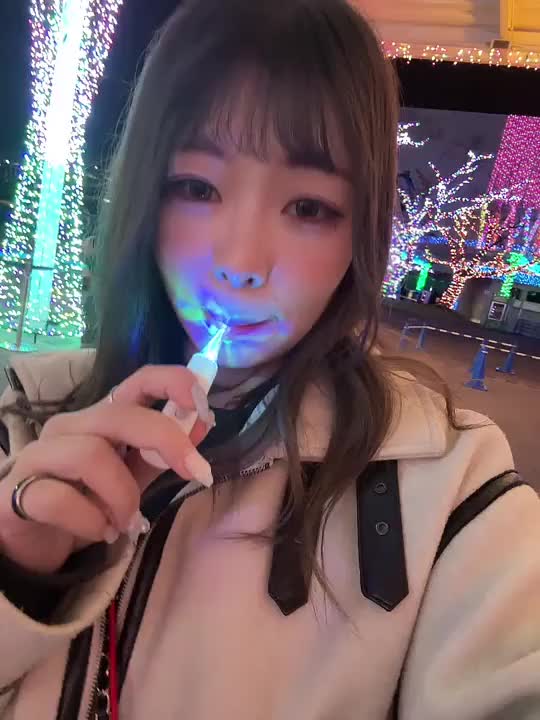 もう外はイルミネーションが出始めた時期ですね🎄


これは昨年友達と行った時に光る飴ちゃん舐めながら居た時のですが
イルミネーション見てると落ち着くのはりくだけかな👀💭


今年も行く予定あるけどデートで行くイルミネーションほど楽しいものないんだろうなぁ♡♡

りくと甘々な時間一緒に過ごそっ💕