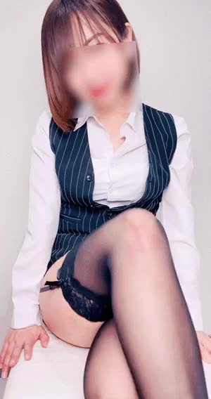 ⁣組み替える脚の隙間から見える女上司の黒のパンティー

気づいていないのか、見せつけているのか

「いつまで残業しているの？私が手伝ってあげようか？」と耳元で囁かれたと思ったら

「息抜きも必要よ？」と僕の股間を触ってきて、、、
