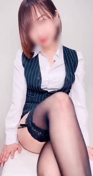⁣組み替える脚の隙間から見える女上司の黒のパンティー

気づいていないのか、見せつけているのか

「いつまで残業しているの？私が手伝ってあげようか？」と耳元で囁かれたと思ったら

「息抜きも必要よ？」と僕の股間を触ってきて、、、


えっちでHOTなプレイで貴方の◯◯も膨らませましょ💕