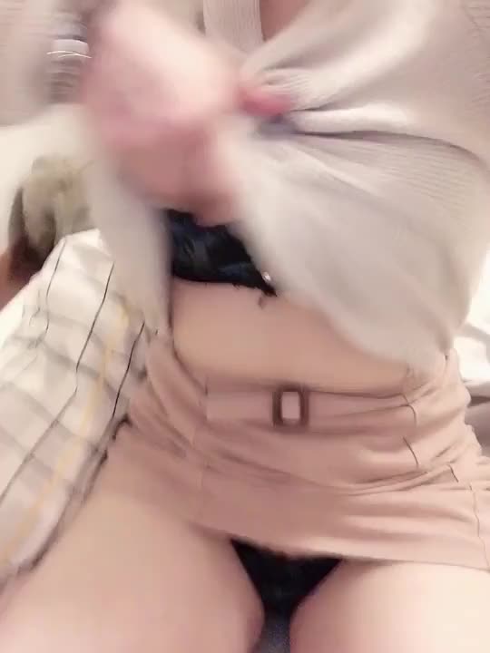 最近ふと思うの…
お兄さんの"本当の性癖"って何だろうって🤔  

隠してるつもりなのかもしれないけど 
目線とか仕草とか…
わかりやすい人っているでしょ？  

例えば触れる指先が震えてたり
ぎゅっと息を詰めた瞬間の表情とか…！
ああ、ここが好きなんだな…って、  
すぐにわかるの…♡

でもまだ言ってないことあるんでしょ？  
私に見透かされる前に…  
自分の口から言ってみる？  

ほら、恥ずかしがらなくてもいいよ??
ここなら誰も責めないし
むしろそういうのを知るのが私の楽しみでもある…///

今日はどんなあなたを見せてくれるのか… 
ちょっとだけ期待してる♡

お店で待ってるね。  
あなたの"秘密"、聞かせて？



りほ