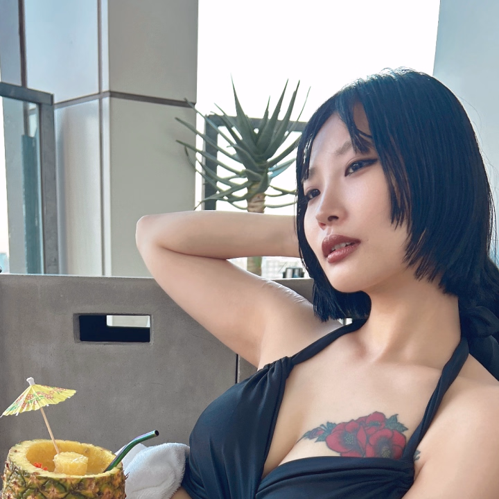 本日も退勤しました〜！🖤

今日お会いしてくださった皆様、ありがとうございます☺️

今日も楽しかったなぁ😂

色んなお話ができたり、二人きりだからこそ見られる一面があったり。

人によって全然違うから面白いんだよね。笑

最初はちょっと緊張してたのに途中から素が出ちゃう人とか、見てて結構好きです😈🖤

今日かざりと過ごしてくれた皆様、楽しい時間をありがとうございます🌹

そして明日10/10(土)も15:00〜24:00で出勤します！

明日はどんな一日になるかな〜☺️

それでは、おやすみなさい🌙

かざり🦋