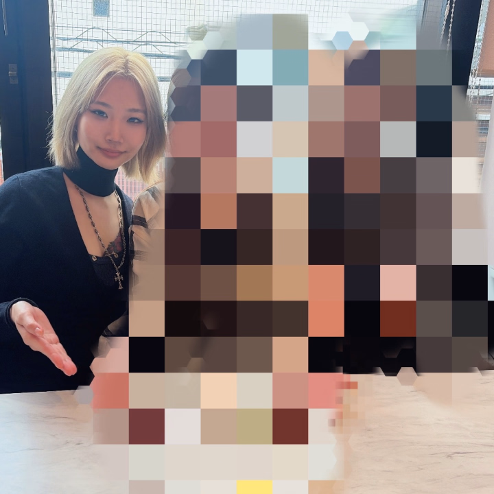 この間、家族とランチに行ってきました☺️♡

美味しいご飯を囲みながら、あれこれお喋りして、楽しいひととき。

大人になると、こうして家族で集まる時間も
なんだか貴重に感じますね。

ちなみに写真のかざり、しっかり金髪です👱🏻‍♀️笑

普段とはちょっと違う、プライベートな一枚をお裾分け🖤

皆様も大切な人との時間を大事にしてくださいな🥀

かざり🦋