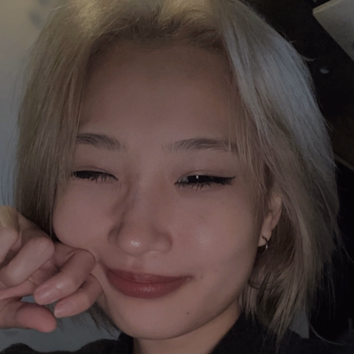 突然ですが、金髪になりました👱🏻‍♀️🖤

実はヘアショーのモデルをすることになりまして、期間限定でイメチェンです✌🏻

でも2週間後には黒髪に戻る予定。笑

ということで、金髪かざりに会えるのは、今だけだったりします🥀

黒髪と金髪、皆様はどっち派？☺️♡

かざり🦋