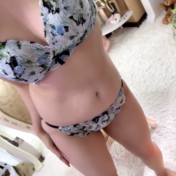 いるよー！
パネル新しくなりました✨
可愛く撮ってもらえてよかった🥰

今日もラストまでいます🙋‍♀️‎🤍
今日含め残り4日なのでぜひ逢いに来てね🥹