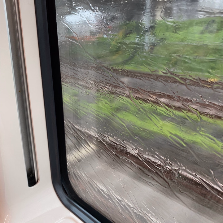おはようございます😊🎶
ゆん🎀です！

水戸向かってるよ〜🚃

早朝は運休してないみたいで
無事に着きそうです🫡✨

足元にはお気を付けてお越しください❣️