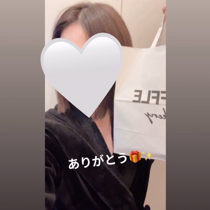 差し入れありがとうございます🙂‍↕️💕 だいすきカフェラテプロテインにおっきい苺、カシューナッツのポップコーン🍿さいこうすぎる🥹 紙袋いっぱい🎁ほんとにありがとう🫶💕