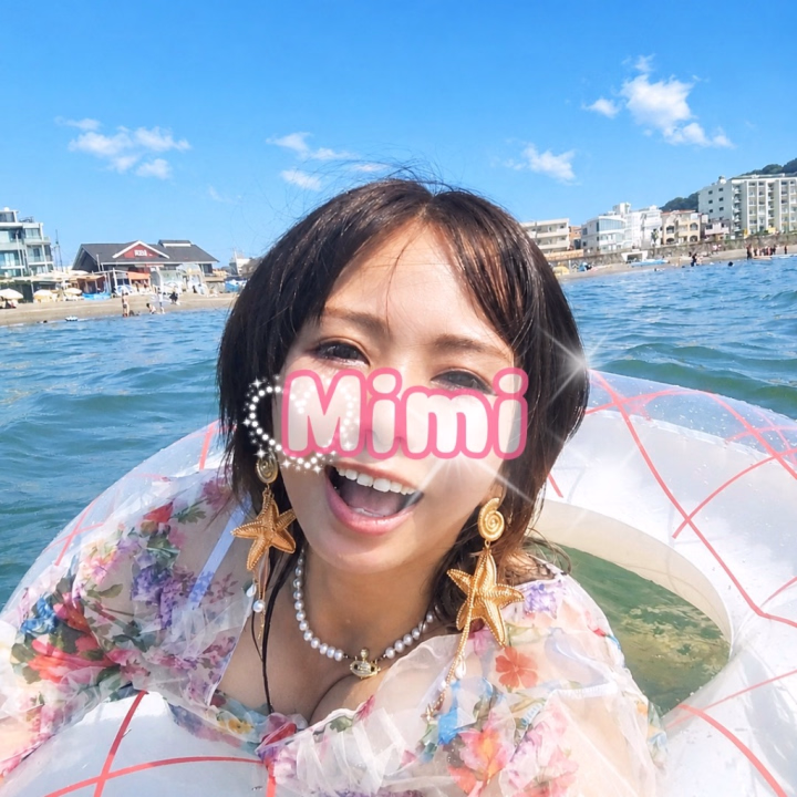 海で浮き輪して浮かんでるみみです🐰
水着イベントやるよ♡夏しか見れない水着姿！7月に平日限定で開催予定🌟何色の水着にしようかな〜？