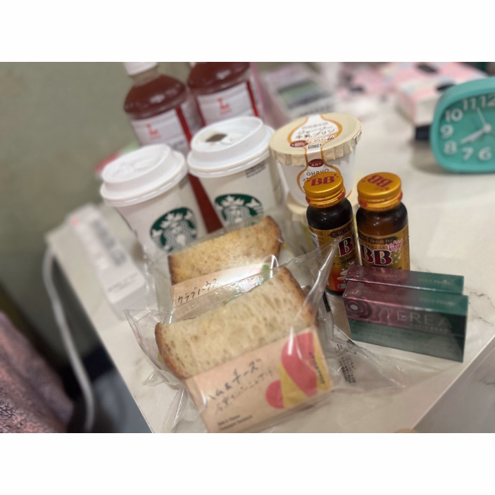 なかよしの本指名さま🩵
180分➕60分 延長ありがとう🥺🌈

差し入れもこんなにたくさん⋯
ニキビが出来て激萎えのみゆに
チョコラBBは神すぎた😢‼️

いつもいつも、当たり前かのように
お姫様扱いしてくれてうれしい👸🏻🫧

会う度に愛を伝えてくれてありがとう☺️
相変わらず、なかなか目は合わないけど
いつも無性の愛を感じてるよ˚ʚ(՞ ܸ. . ܸ՞)ɞ˚

そして今日は限界までイかされた⋯⋯
みゆの身体も相変わらずえろいみたいで🤤
興奮してくれてうれしいよっ✊🏻ˊ˗

いつもありがとう〜！
