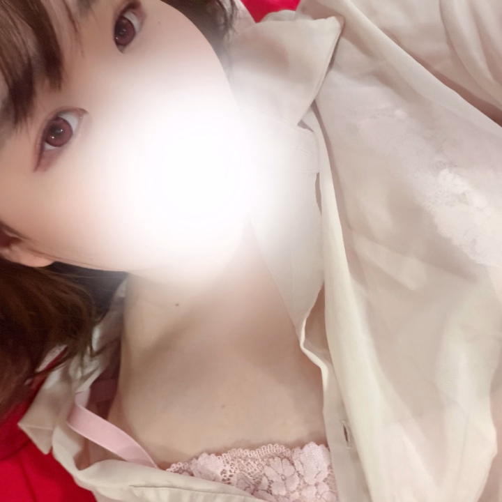👔 お兄様からお借りしたシャツ…♡

少し大きくて、なんだかドキドキ🙈💕

しかも、ちょっぴり透けちゃってるかも…？🤭

「風邪ひいちゃうから、ゆっくり休みな😊」

そんな優しい一言に、思わず照れちゃうようなシチュエーションを想像しちゃいました☺️🤍

今日は彼シャツ気分のまりえでお待ちしています🥰✨